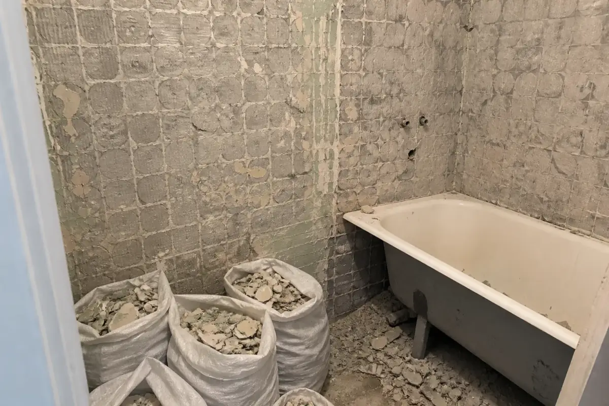 Демонтаж плитки в ванной